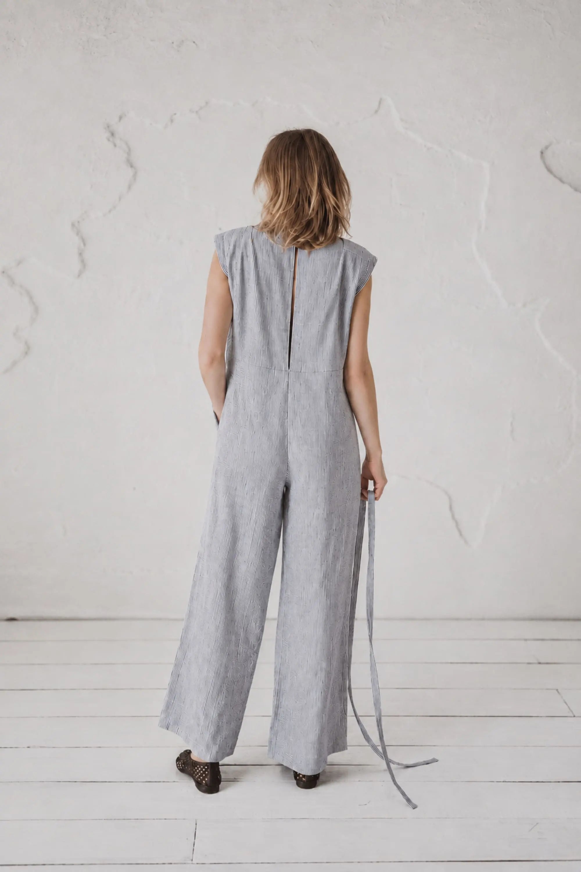 Jumpsuit i linne med vida ben och skärp