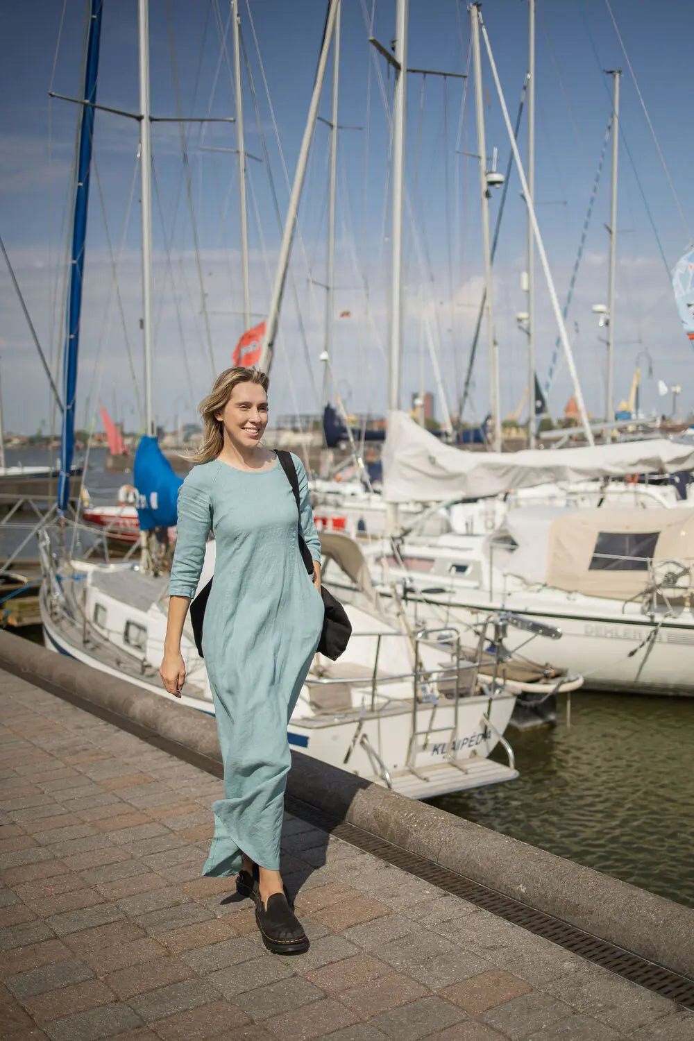 Maxiklänning i linne med raglanärm och fickor