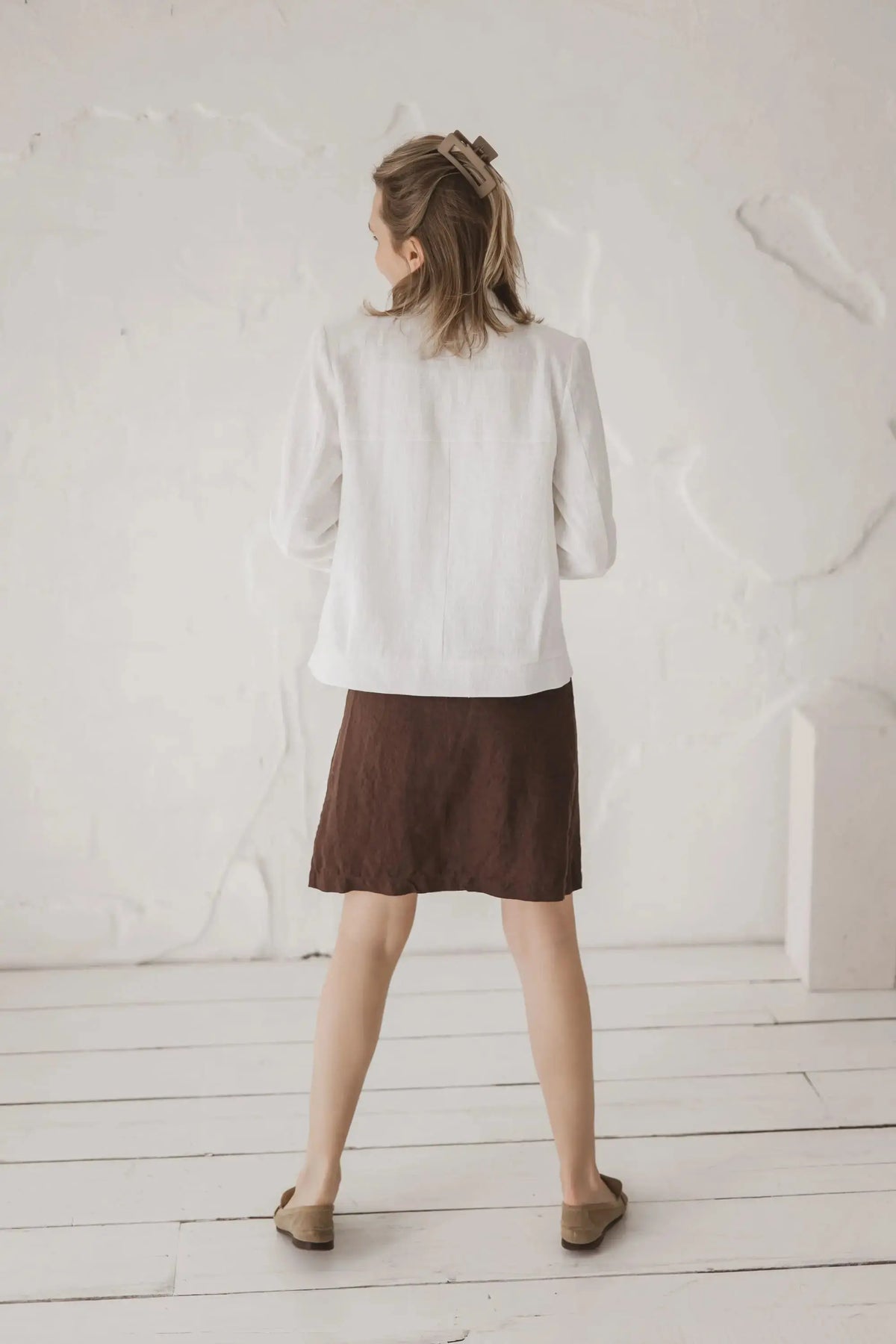 Full body fit of The Riviera heavyweight linen blazer paired with a brown skirt 254