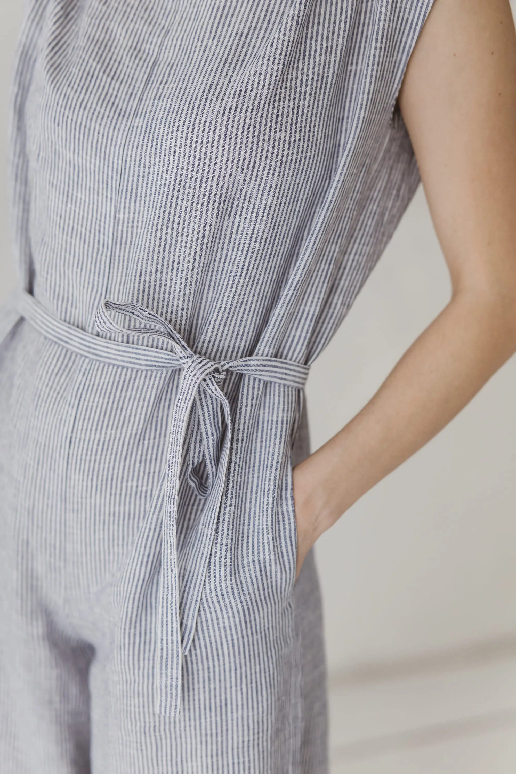 Jumpsuit i linne med vida ben och skärp