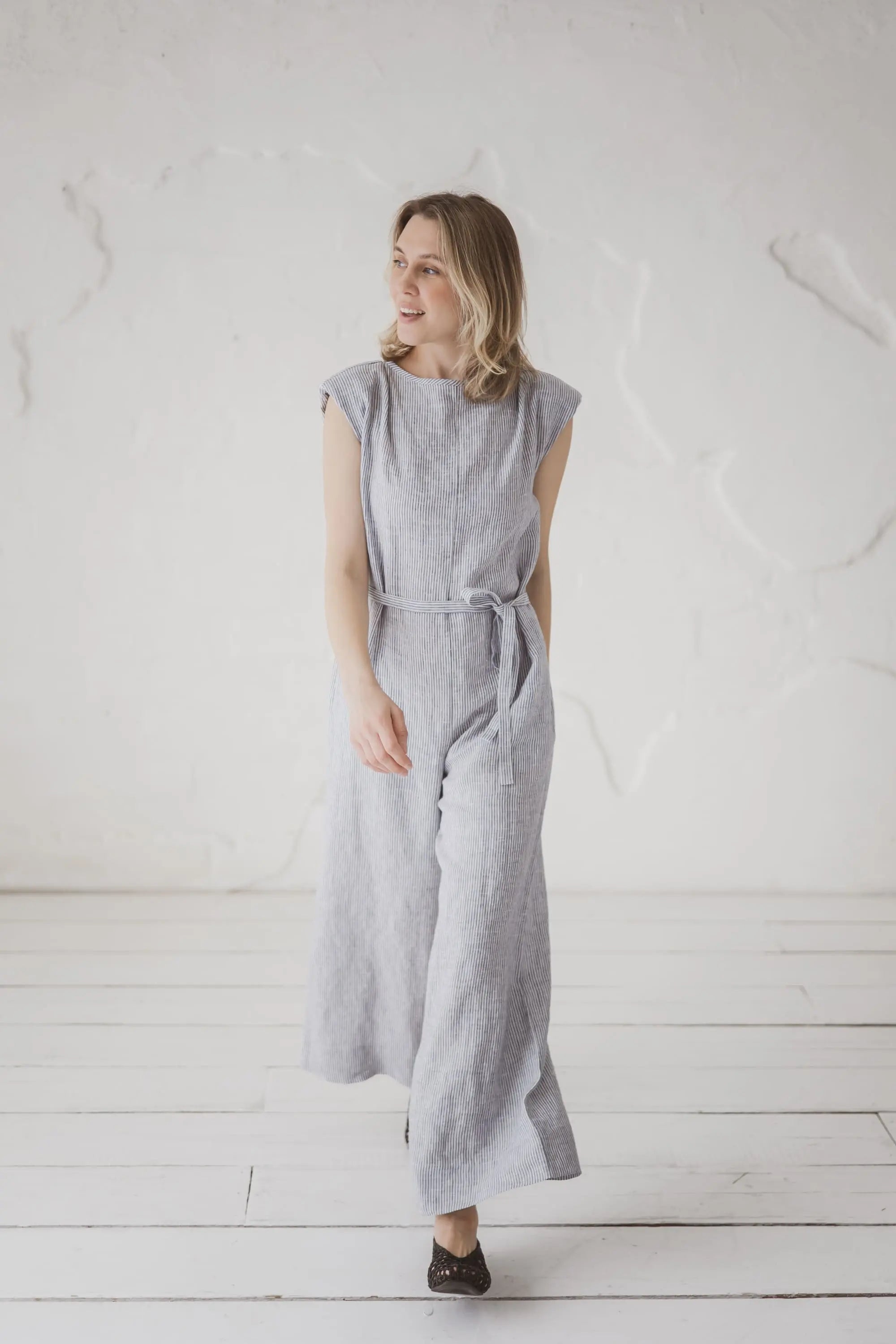 Jumpsuit i linne med vida ben och skärp