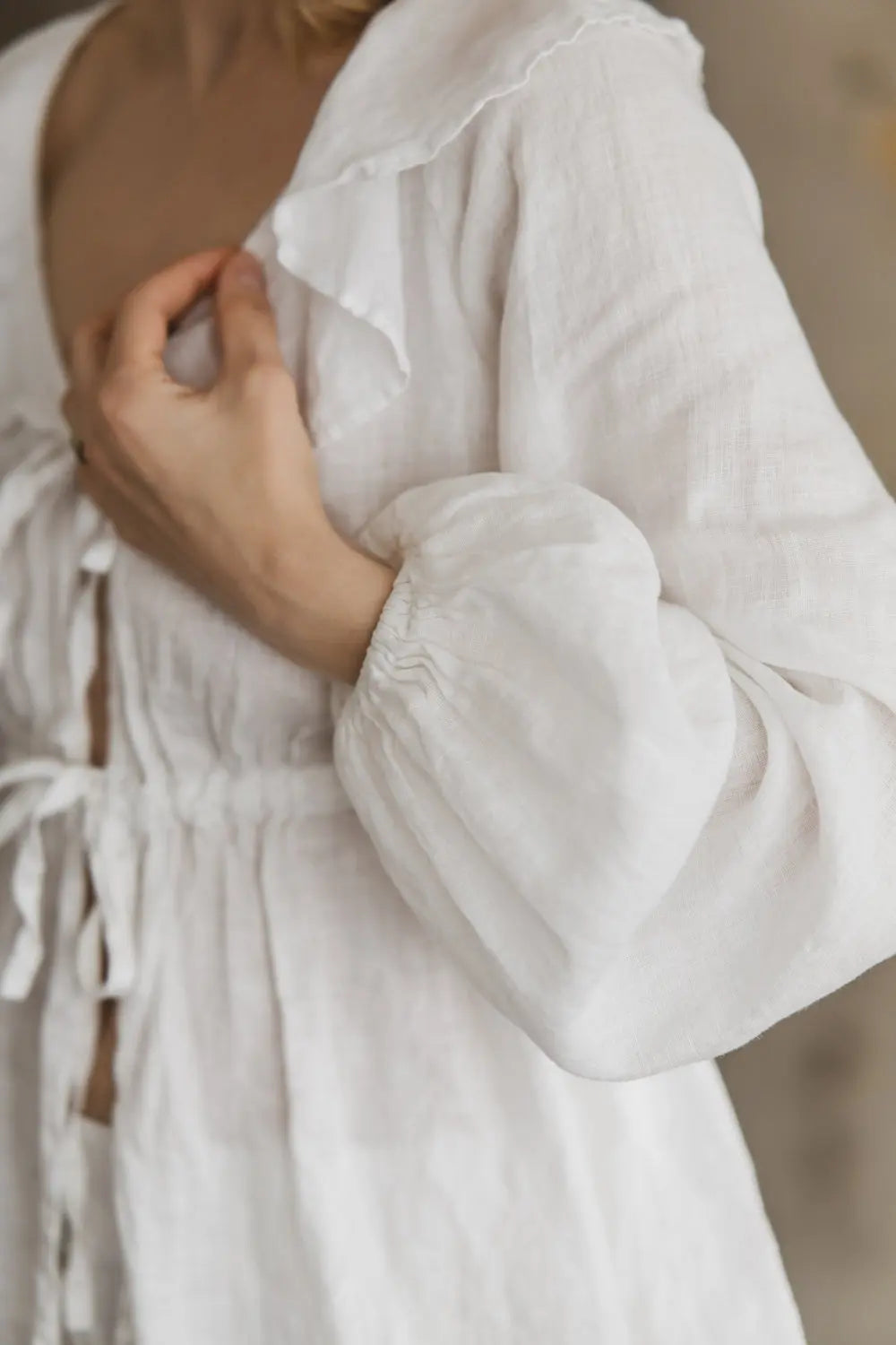 Blus i linne med knytning fram och volangdetalj - MARGARET