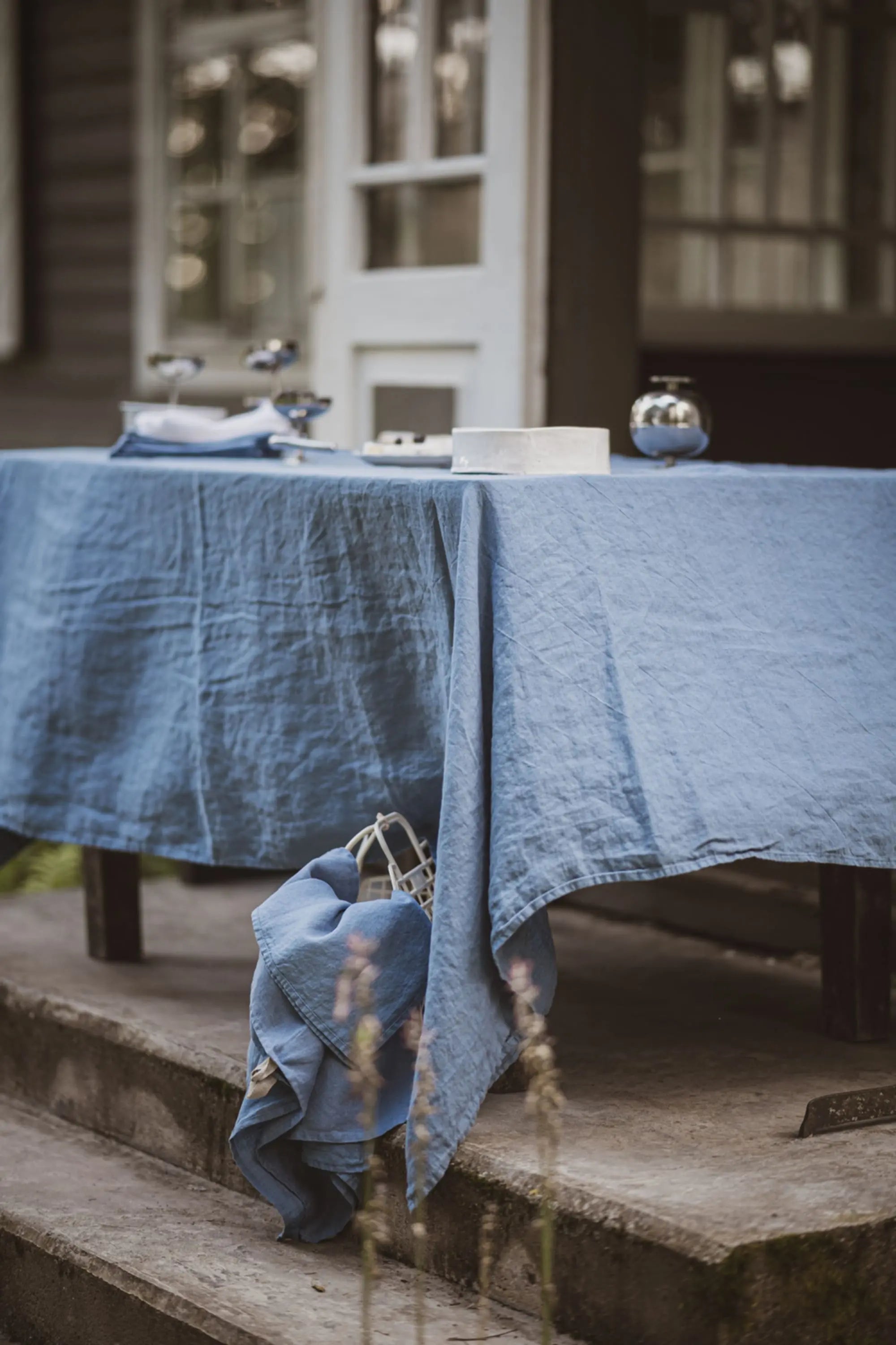 Bordsduk i stentvättat linne i "Dusk Blue" för matbord