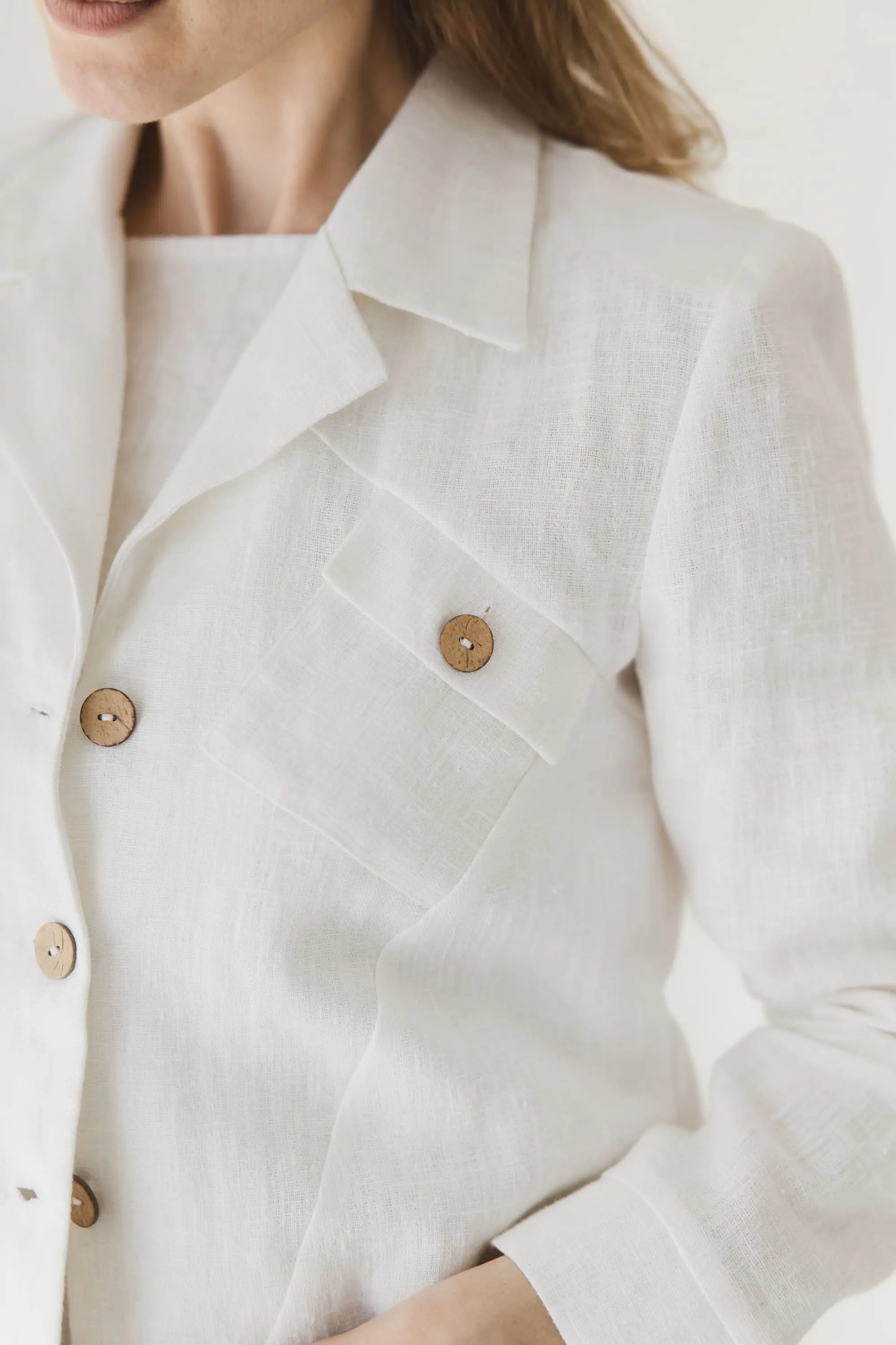 Premium collar and lapel detail of The Riviera 260gsm heavyweight linen blazer 254
